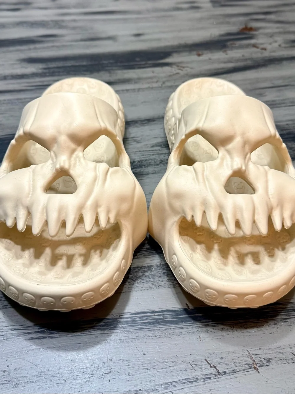 ☠️ Men’s Size 12 Skull Slide Sandals in Cream New without Tags 💀 - Picture 3 of 10